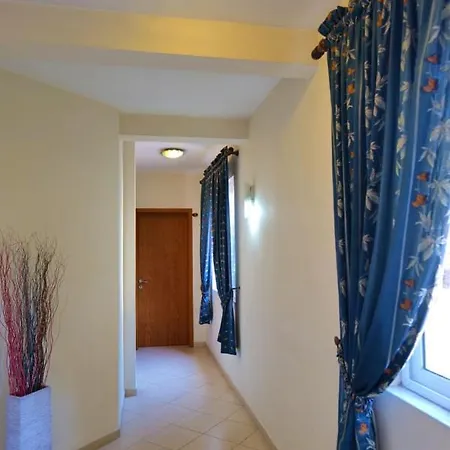 Veli 3* Sarandë